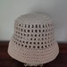 Cappello uncinetto beige con rete 