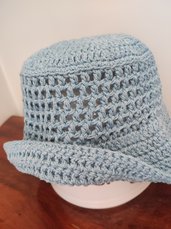 Cappello uncinetto celeste con rete