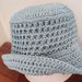 Cappello uncinetto celeste con rete