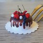 Torta in miniatura per casa delle bambole e dollhouse, con frutta e cioccolato, scala 1:12, fatta a mano, 