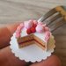 Torta in miniatura con macaron e lamponi per casa delle bambole, scala 1:12, fatta a mano, pasticceria per casa delle bambole, dolce in miniatura