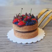 Torta in miniatura per casa delle bambole con cioccolato e frutta, scala 1:12, fatta a mano, pasticceria per casa delle bambole, dolce in miniatura