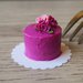 Torta in miniatura per casa delle bambole, colore fuxia con rose colorate, scala 1:12, fatta a mano, pasticceria casa delle bambole, dolce in miniatura, cibo in miniatura