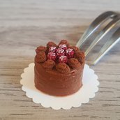 Torta in miniatura per bambole, al cioccolato con lamponi, scala 1:12, fatta a mano, miniature per pasticceria, torta per casa delle bambole, cibo in miniatura