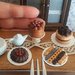 Torta in miniatura per bambole, al cioccolato con lamponi, scala 1:12, fatta a mano, miniature per pasticceria, torta per casa delle bambole, cibo in miniatura