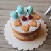 Torta in miniatura per casa delle bambole, con macaron, scala 1:12, fatta a mano, pasticceria per casa delle bambole, dolce in miniatura