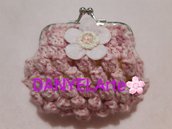 Portamonete 👛 a punto noccioline, in filato di lana melangé nelle tonalitá del rosa chiaro 🌸 e del rosa intenso 💗 con applicazioni di piccoli fiori 🌸🌸 in pannolenci rosa 🌸 chiaro, e con chiusura a pressione.