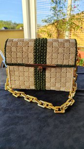 Pochette elegante ricamata a mano su rete