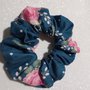 Scrunchie blu con rose 