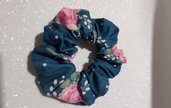 Scrunchie blu con rose 