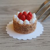 Torta in miniatura per casa delle bambole, torta con fragole o nocciole, scala 1:12, fatta a mano, pasticceria casa delle bambole, dolce in miniatura, cibo in miniatura