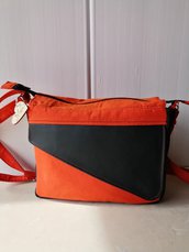 BORSA RETTANGOLARE CON PATTA ASIMMETRICA IN PELLE E TESSUTO