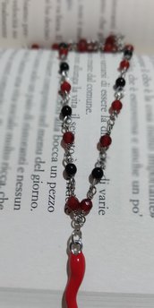 Collana pietre ,stile rosario,con perline nere e agata rossa con ciondolo cornetto portafortuna 