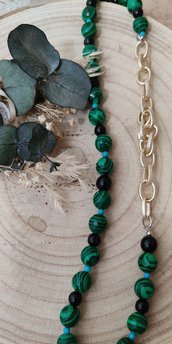 Collana perle in resina effetto malachite, perle nere e perline azzurre 