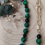 Collana perle in resina effetto malachite, perle nere e perline azzurre 