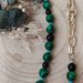 Collana perle in resina effetto malachite, perle nere e perline azzurre 