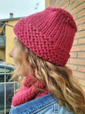 Scaldacollo e cappello in lana grossa color bordeaux fatto a mano ai ferri