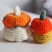 Zucca con cappello.Arancione,senape,verde.Decorazione autunnale.Halloween