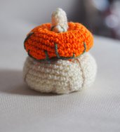 Zucca con cappello.Bianco crema e arancione.Ricamata in verde (Versione piu'grande).Autunno.Halloween