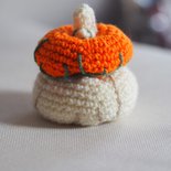 Zucca con cappello.Bianco crema e arancione.Ricamata in verde (Versione piu'grande).Autunno.Halloween