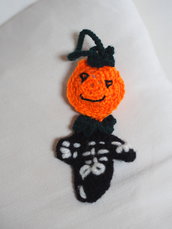 Bambola con la testa a forma di zucca.Uncinetto-Appendibile Dia de Los Muertos.Halloween.VERS:ARANCIONE