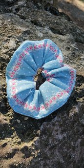 Scrunchie  azzurro con rose 