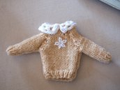 Maglioncino 3d,decorazione o indossabile da una bambola.Maglia in Lana beige chiaro,colletto e ricamo bianco crochet