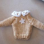 Maglioncino 3d,decorazione o indossabile da una bambola.Maglia in Lana beige chiaro,colletto e ricamo bianco crochet