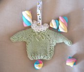 Mini pullover 3d,decorazione o indossabile da una bambola.Maglia in Lana verde acqua ,colletto e ricamo bianco crochet