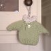 Mini pullover 3d,decorazione o indossabile da una bambola.Maglia in Lana verde acqua ,colletto e ricamo bianco crochet