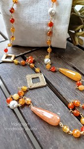 Collana lunga a rosario con pietre dure, agate,  perle ed elementi in zama dorata 