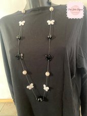 Collana con farfalle bianche e nere