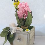 Cassetto shabby con fiore giacinto rosa e una graziosa ape svolazzante