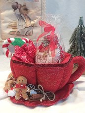 Tazza porta dolci di Natale decorata con biscotti.