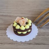 Torta in miniatura con rose e crema pasticcera per casa delle bambole, scala 1:12, fatta a mano, pasticceria per casa delle bambole, dolce in miniatura