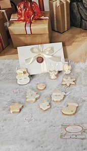 Scatola elegante con biscotti natale 2024 decorati artigianali con ghiaccia reale 