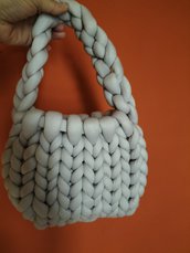 Borsa fatta a mano con lana gigante color grigio chiaro