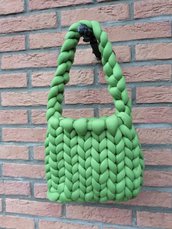 Borsa realizzata a mano con filato XXL Maxi color verde pisello