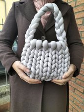 Borsa fatta a mano con lana gigante color grigio chiaro