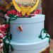 TORTA FINTA 2 PIANI CON SCATOLE CON CAKE TOPPER DA PERSONALIZZARE TEMA A SCELTA