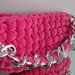 Pochette in fettuccia velluto fucsia con catena fashion