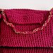 Maxi pochette con presa a mano realizzata in fettuccia elastica color borgogna, elegante e raffinata