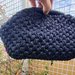 Clutch fatta a mano all'uncinetto con cordino nero laminato 