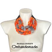 20191679 Collana arancione e grigio, collana bavaglino girocollo maxi, collana multifilo stratificata in rilievo, collana dichiarazione by Omhandemade