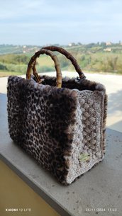 Borsa tote invernale di pelliccia ecologica e crochet 