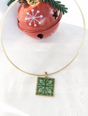 Collier girocollo con Ciondolo quadrato pigne verdi