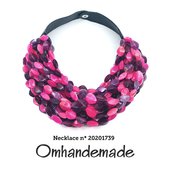 20201739 collana fucsia e viola collana girocollo collana multifilo stratificata rilievo collana bavaglino collana maxi collana donna by Omhandemade