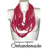 20201747 collana fucsia collana legno collana bavaglino collana dichiarazione collana multifilo collana strati collana rilievo idea regalo by OMHANDeMADE 