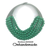 20242228 Collana verde , collana stile fairchild Baldwin , collana bavaglino, collana girocollo multifilo stratificato rilievo con bretelle in pelle by Omhandemade 