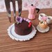 Torta in miniatura con rosa e lamponi per casa delle bambole, scala 1:12, fatta a mano, pasticceria per casa delle bambole, dolce in miniatura